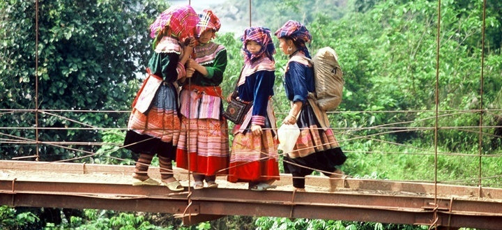 MEET THE HMONG PEOPLE Roark MEET THE HMONG PEOPLE Roark