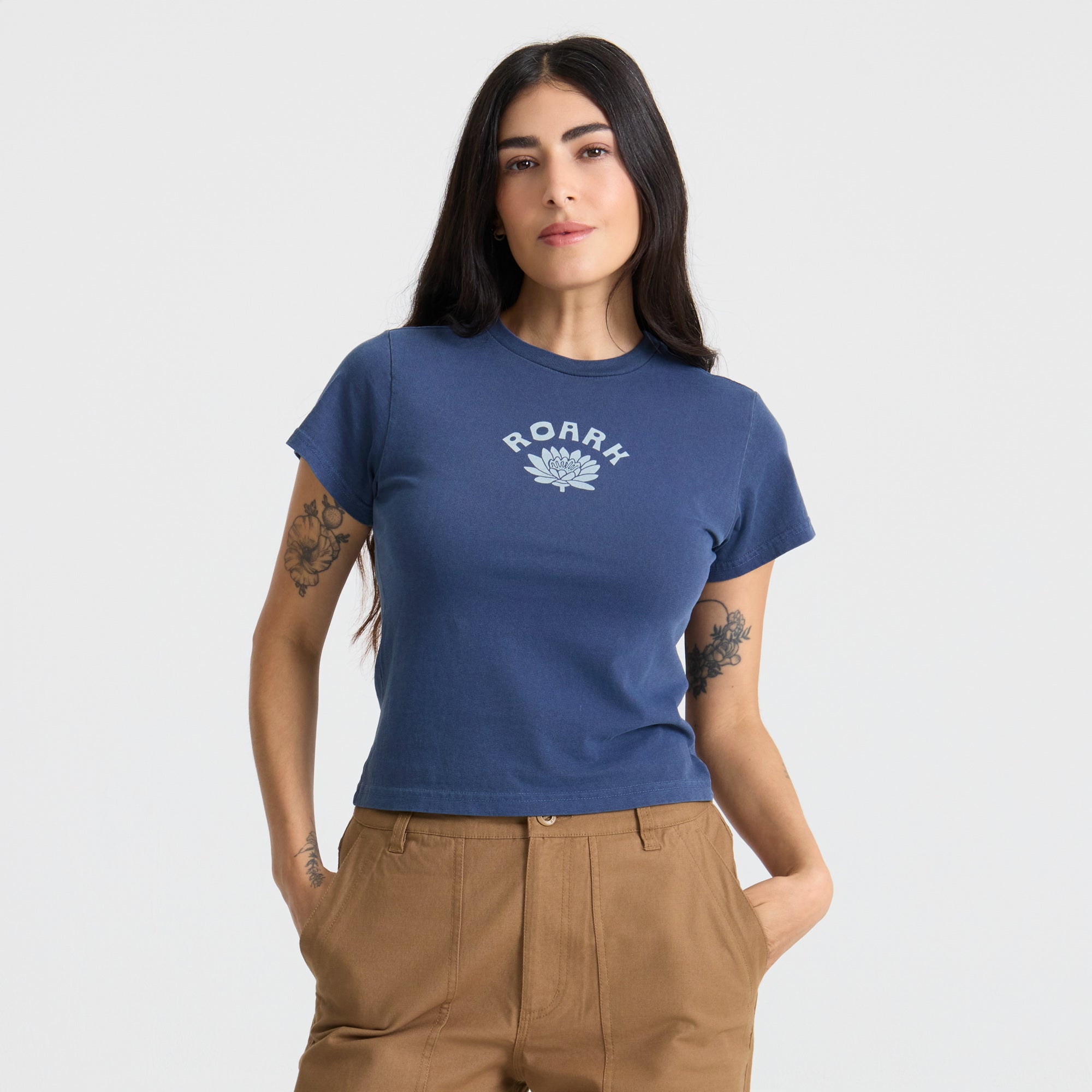 roar ポロシャツ Lotus Muse Premium Tee in Neptune – Roark