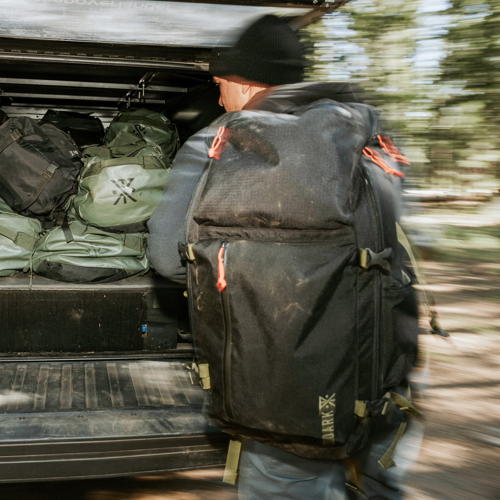 Mochila Roark 5 Day Mule 55L en un momento de viaje lifestyle