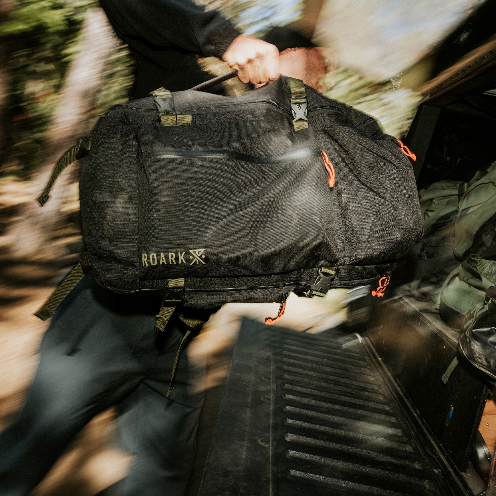 Persona llevando la mochila Roark 5 Day Mule 55L en un entorno de viaje