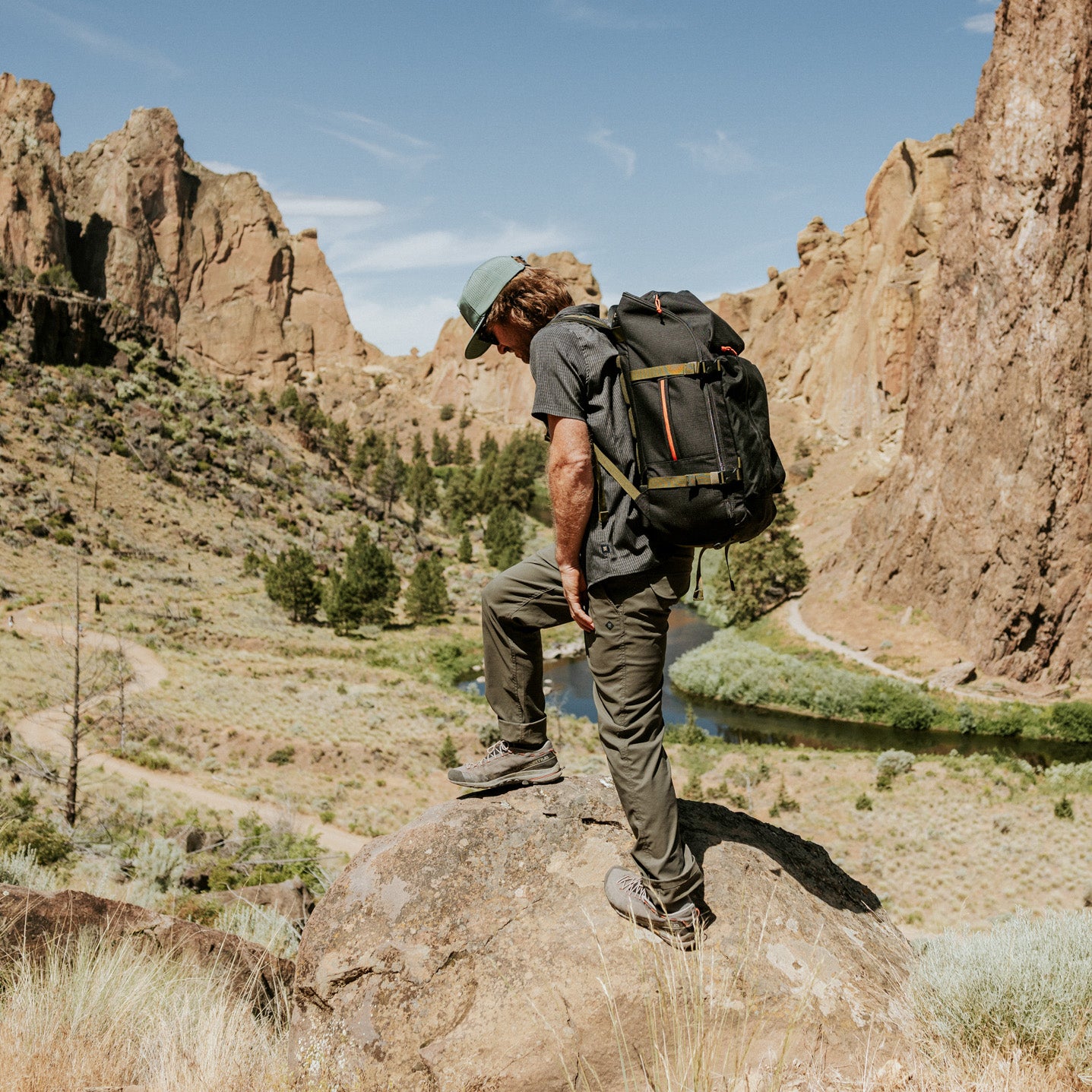 Mochila Roark 5 Day Mule 55L en un momento de viaje lifestyle