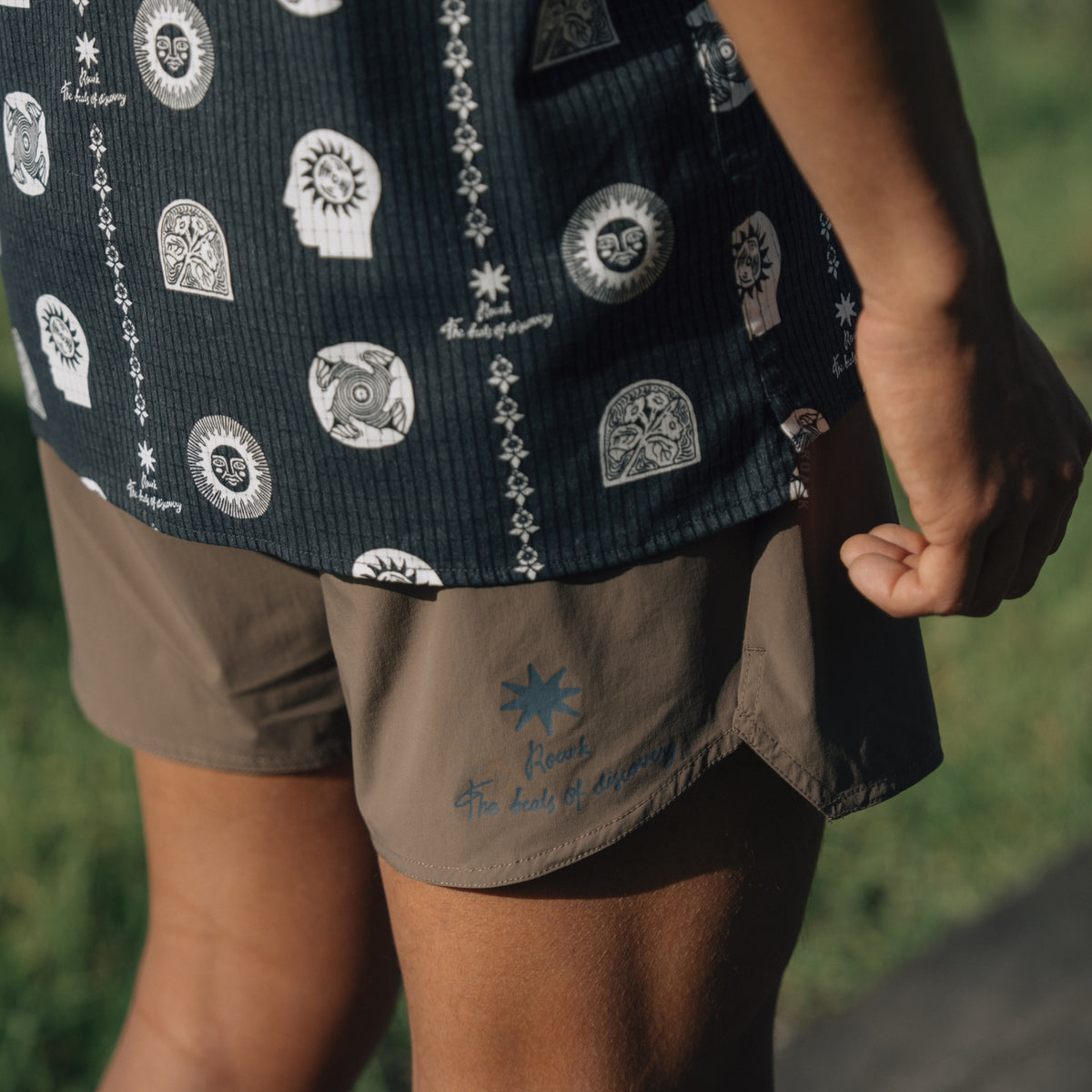 Roark Alta 5 shorts en uso durante actividad al aire libre