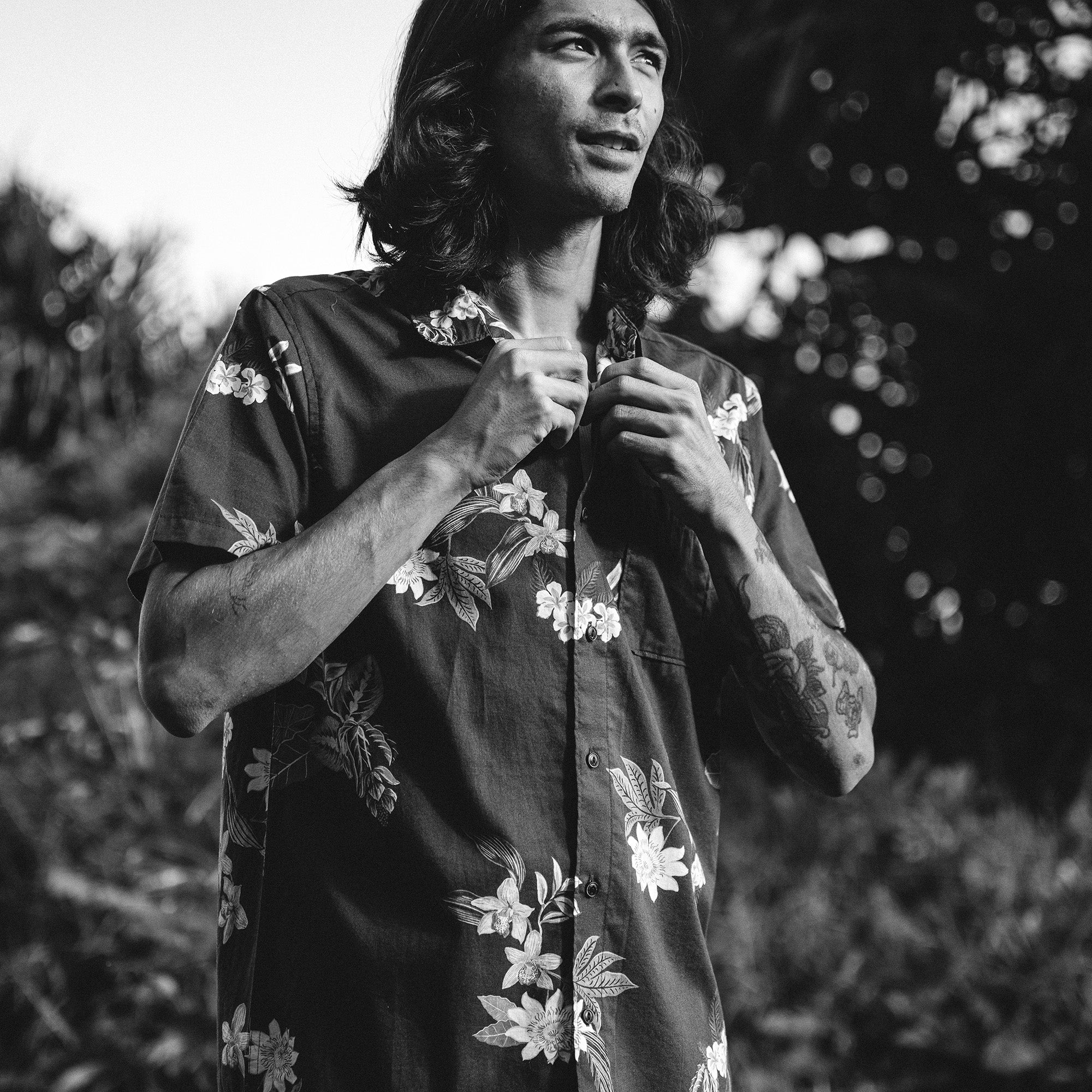 Close-up of a monochrome Roark Journey Short Sleeve Button Up Shirt highlighting its sleek black collar and sleeve details, perfect for travel and outdoor adventures.