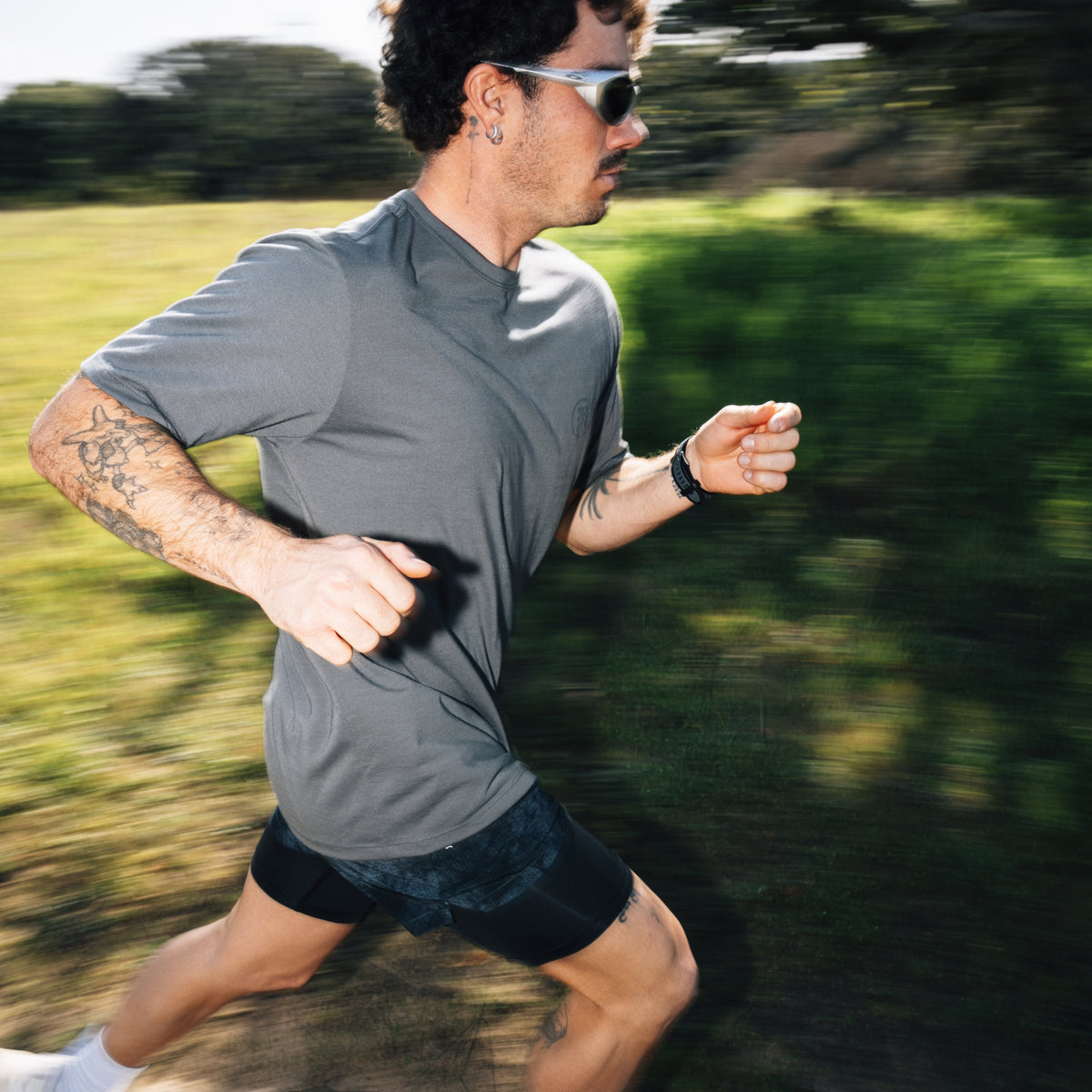Roark Mathis Active remera de running color gris