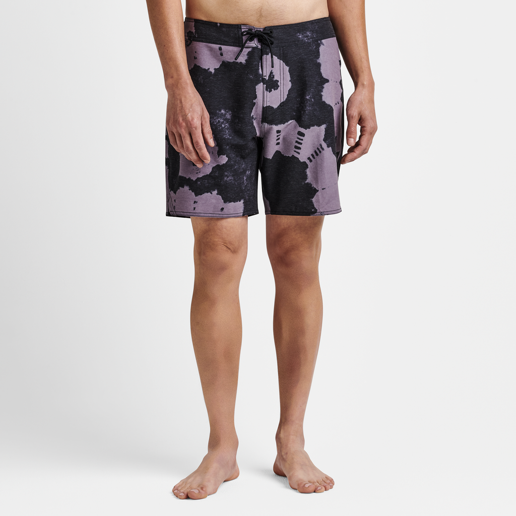 The model of Roark men's Passage Boardshorts 17" - Purple Haze Shibori Big Image - 2
