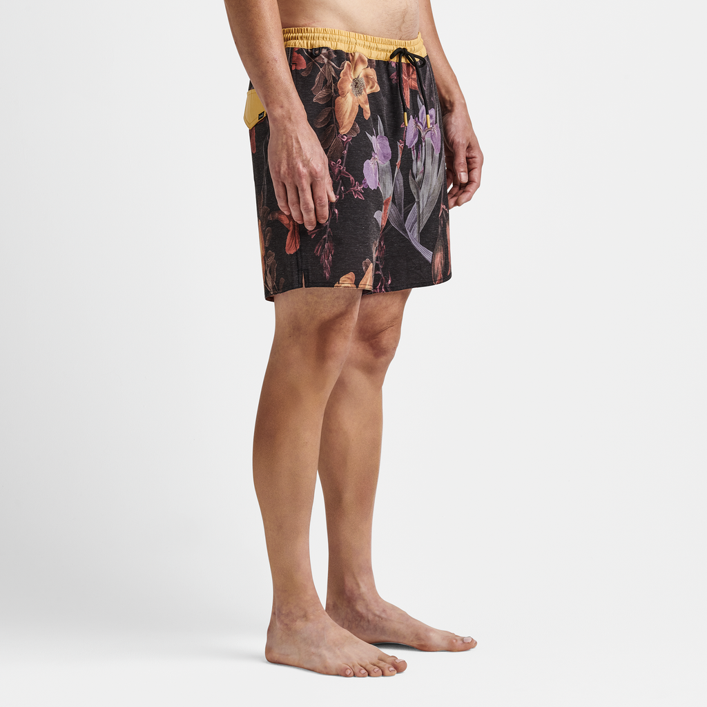 The model of Roark men's Shorey Boardshorts 16" - Black Far East Flora Big Image - 4