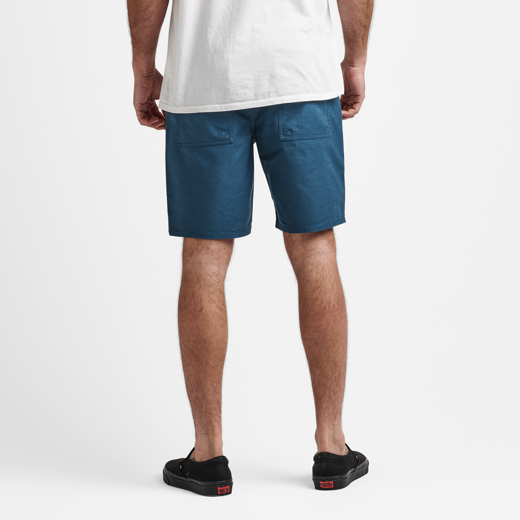 The model of Roark men's Layover Shorts 19" - Deep Blue Big Image - 3