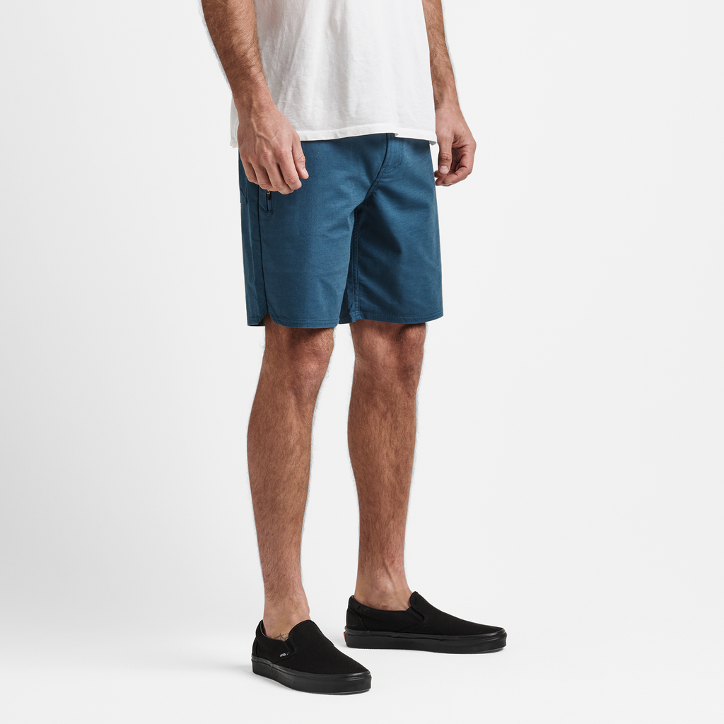 The model of Roark men's Layover Shorts 19" - Deep Blue Big Image - 4