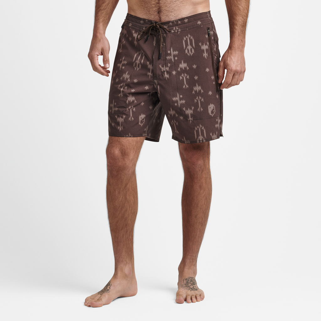 The model of Roark men's Layover Hybrid Trail Shorts 18" - Coffee Ikigai Big Image - 4