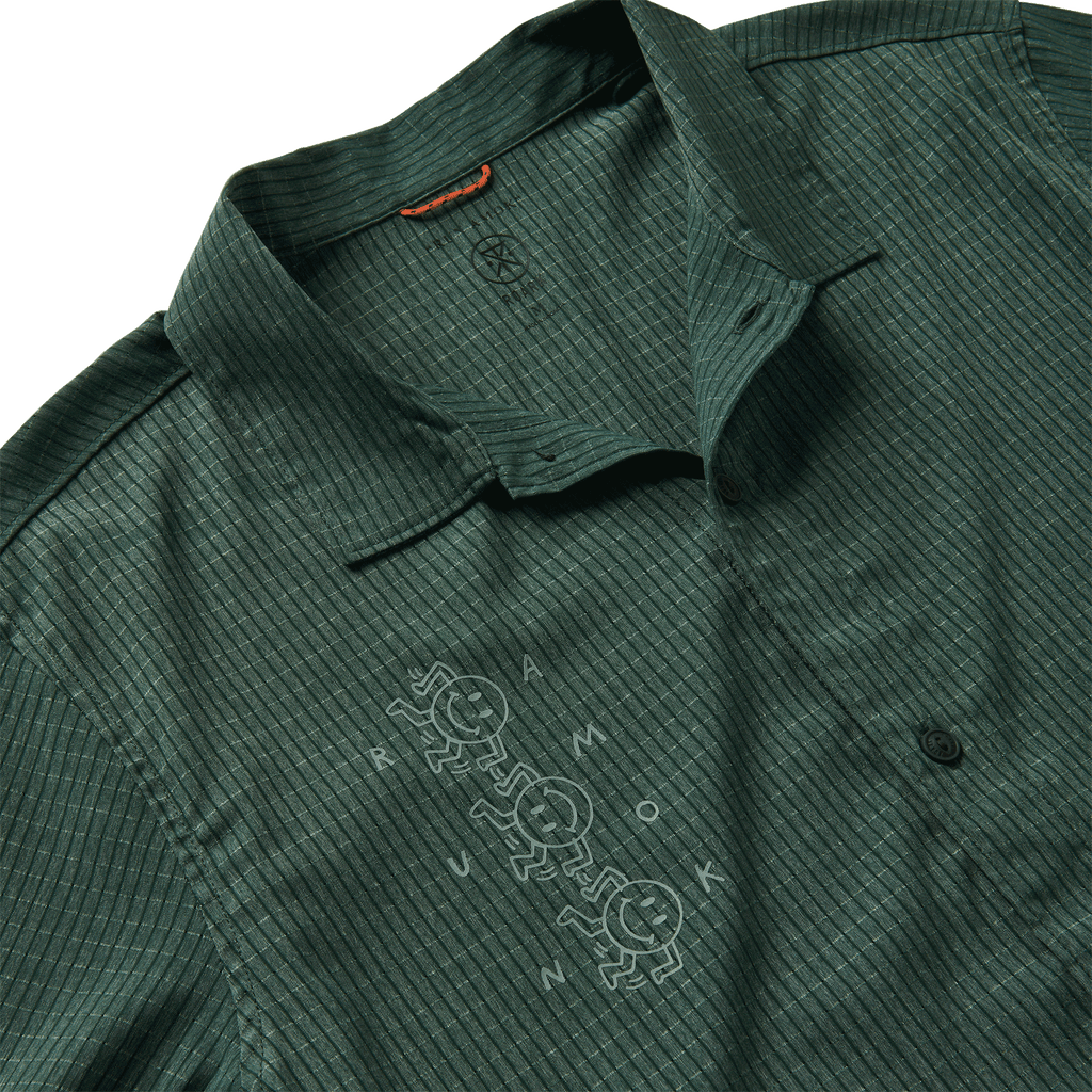 The collar of Roark men's Bless Up Trail Shirt - Pine Big Image - 7
