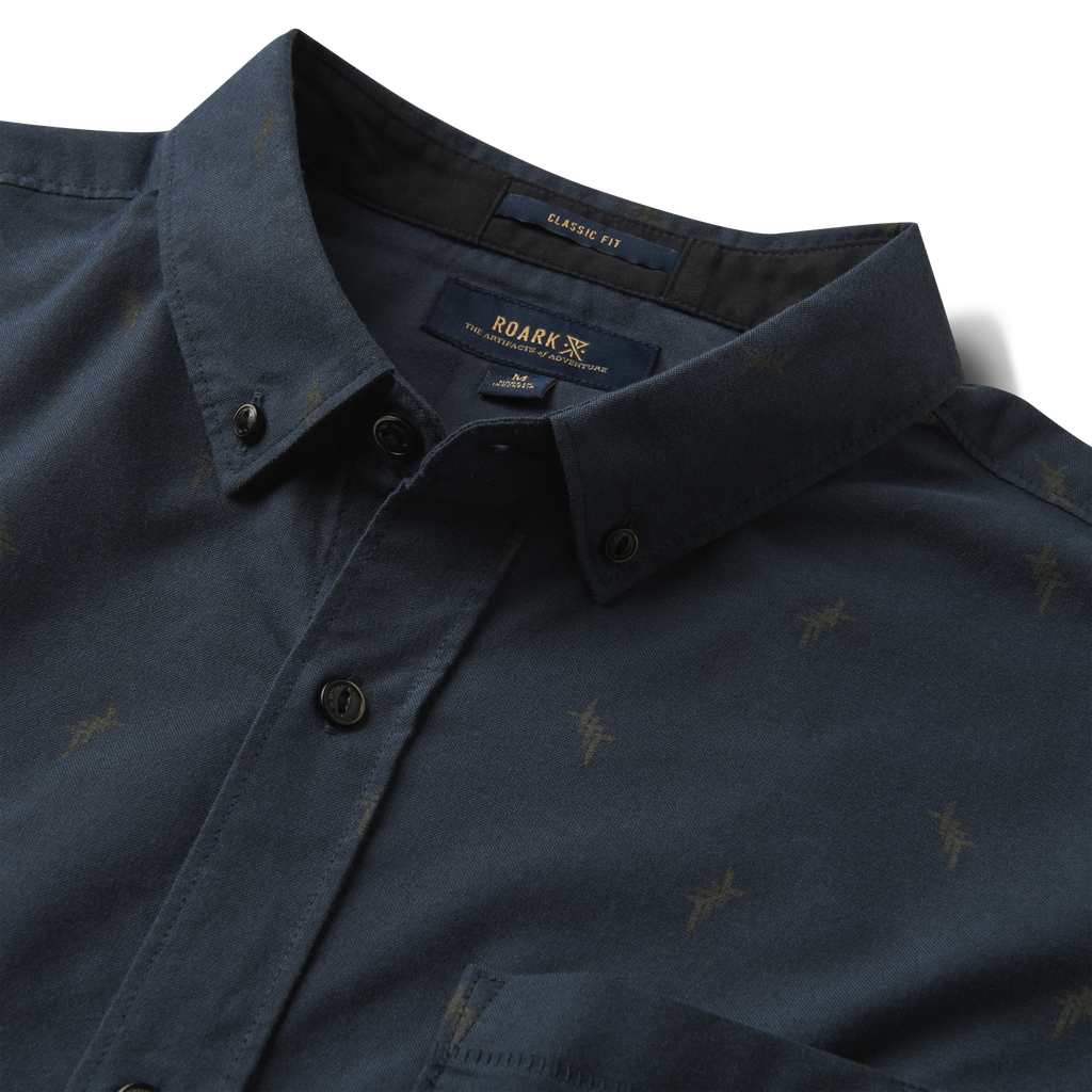 The collar of Roark men's Scholar Oxford Shirt - Dark Navy Crosshatch Big Image - 3