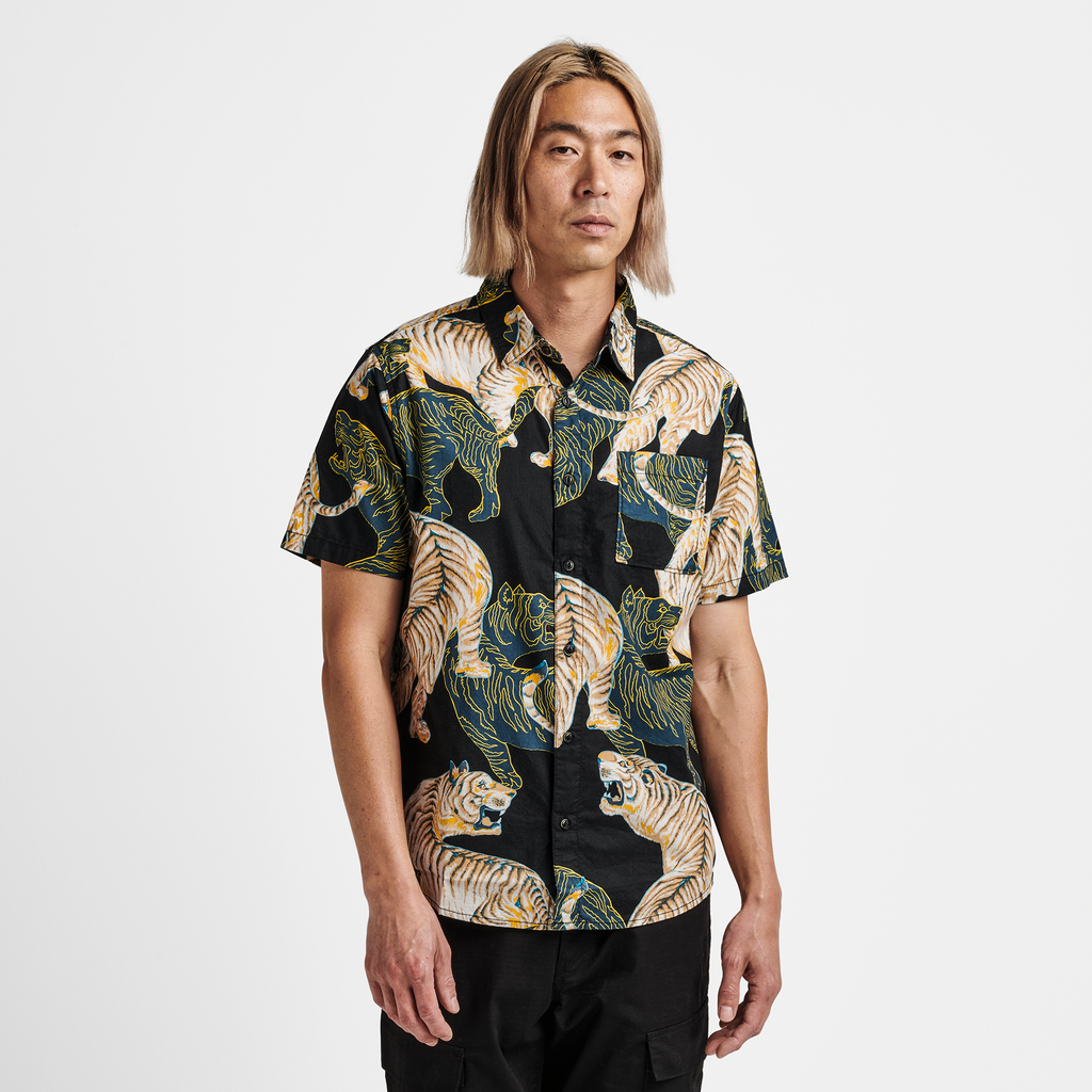 The model of Roark men's Journey Shirt - Aloha From Japan Black Shadow Tiger Big Image - 2