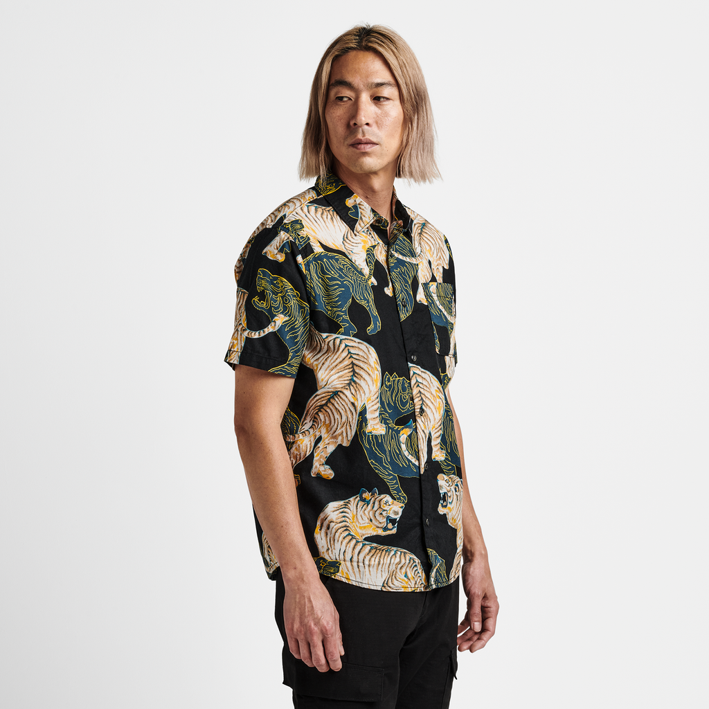 The model of Roark men's Journey Shirt - Aloha From Japan Black Shadow Tiger Big Image - 4