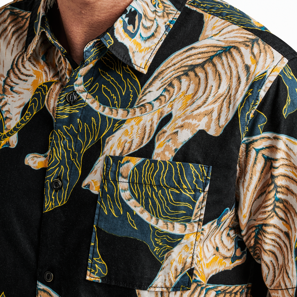 The model of Roark men's Journey Shirt - Aloha From Japan Black Shadow Tiger Big Image - 5
