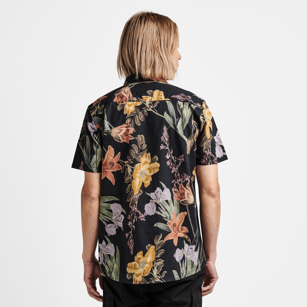The model of Roark men's Journey Shirt - Black Far East Flora Big Image - 3