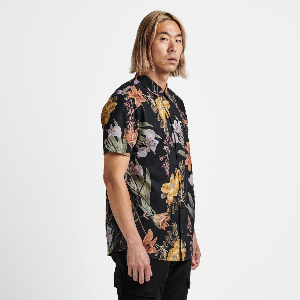 The model of Roark men's Journey Shirt - Black Far East Flora Big Image - 4