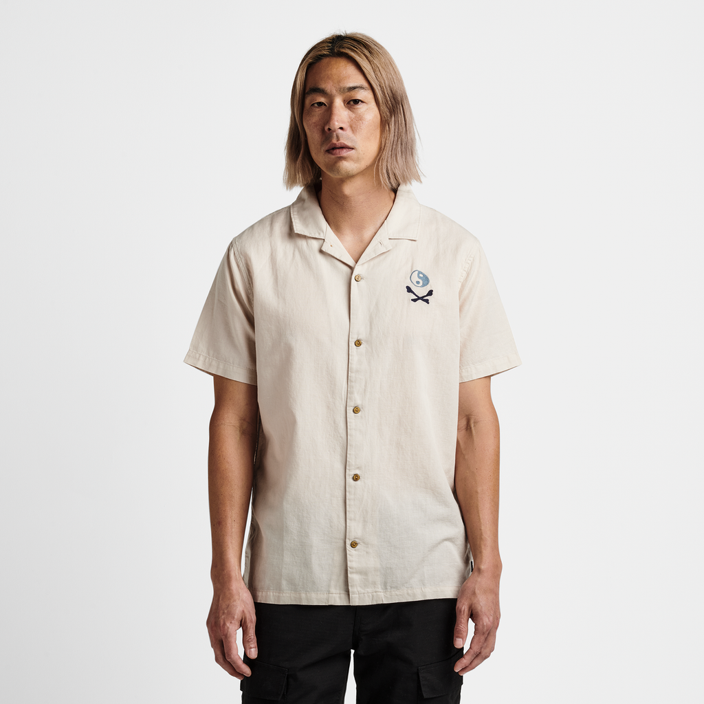 The model of Roark men's Gonzo Camp Collar Shirt - Bone Kampai Big Image - 2