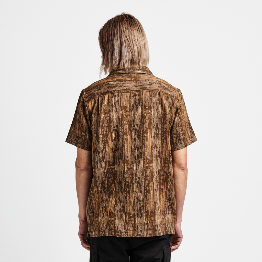 The model of Roark men's Gonzo Camp Collar Shirt - Mocha Daiku Big Image - 3