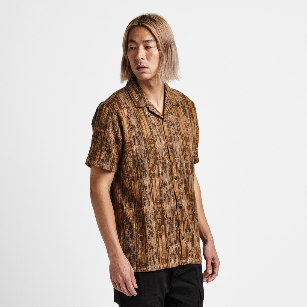 The model of Roark men's Gonzo Camp Collar Shirt - Mocha Daiku Big Image - 4