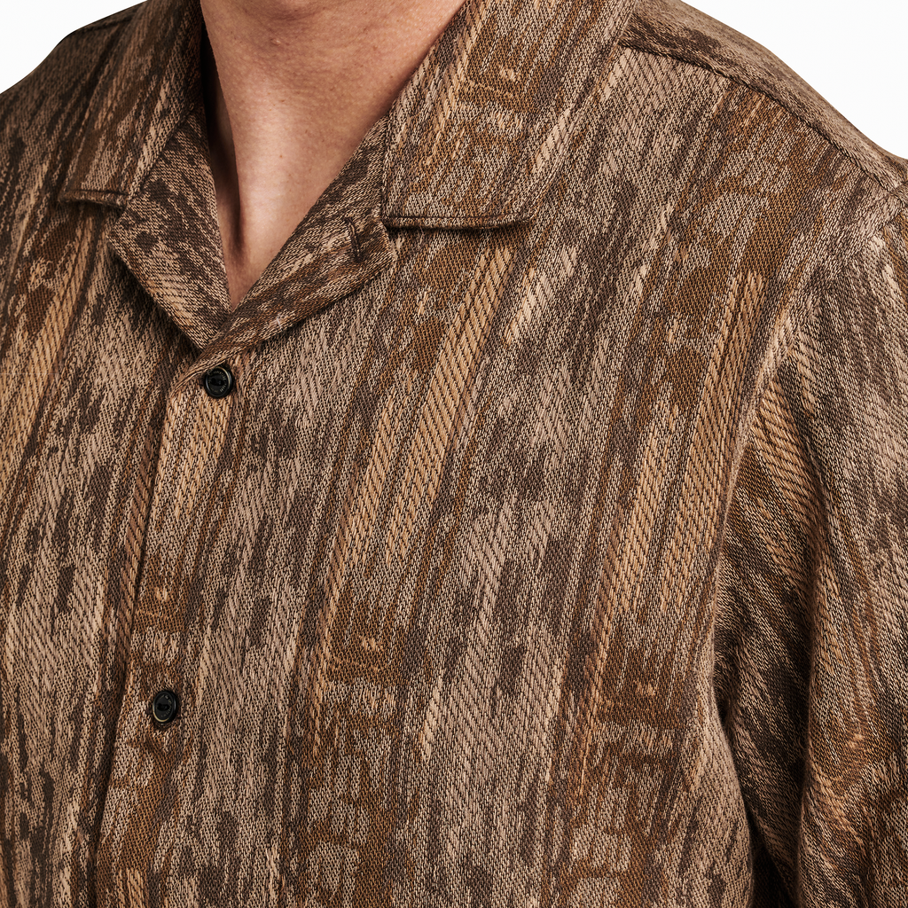 The model of Roark men's Gonzo Camp Collar Shirt - Mocha Daiku Big Image - 5