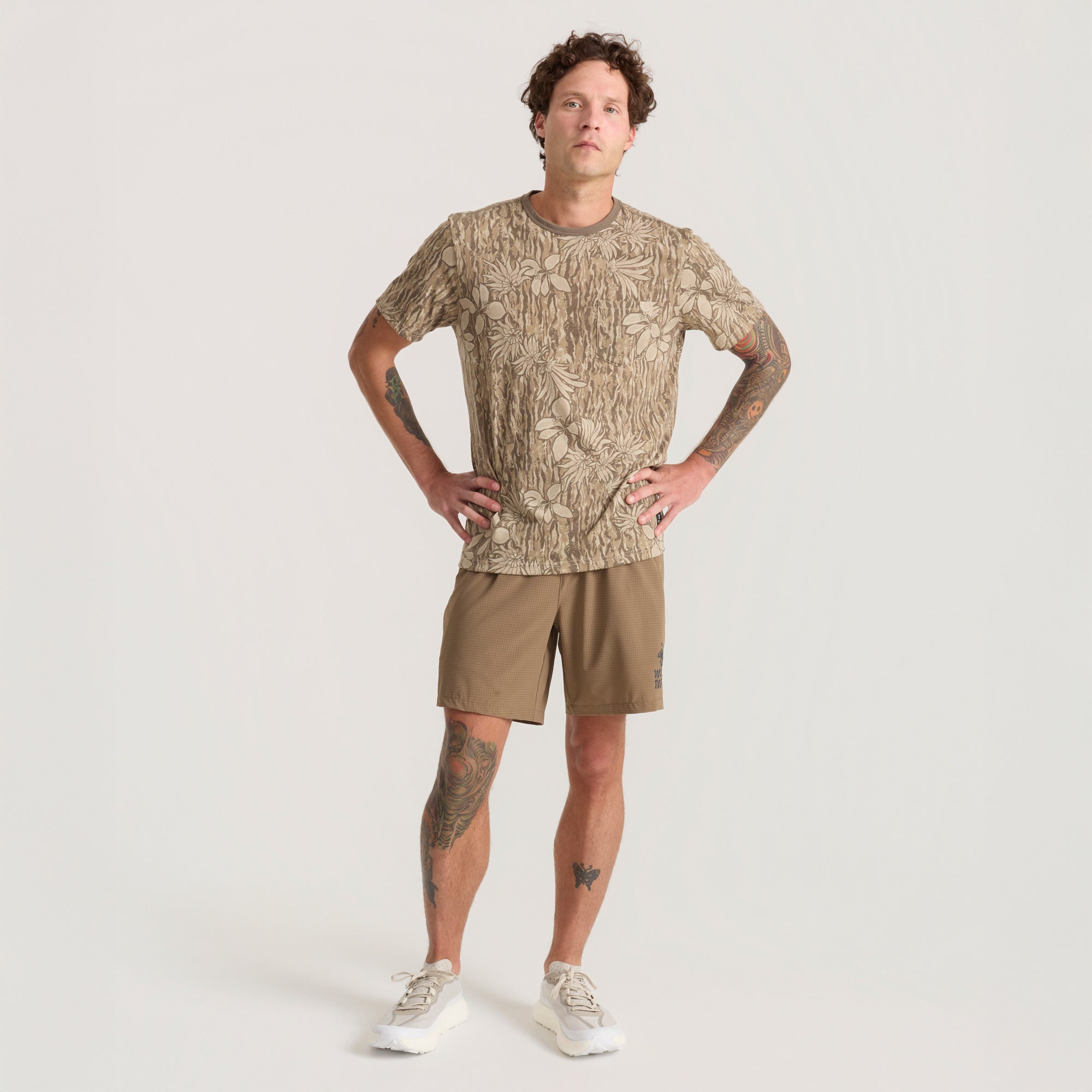 Mathis Active Tie Dye Pocket Short Sleeve Tee in Khaki Tie Dye – Roark