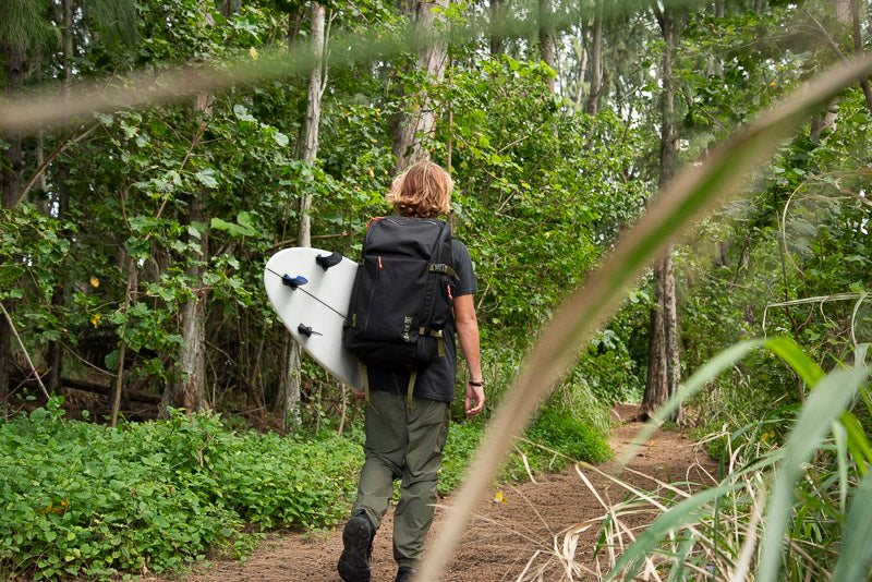 Mochila Roark 5 Day Mule 55L en escena de viaje lifestyle