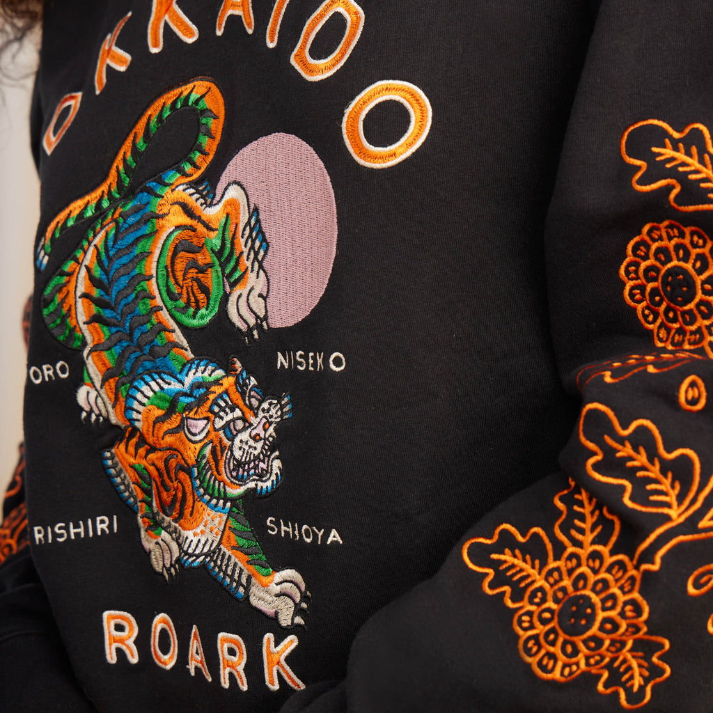 The on body view of Roark women's Hokkaido Fleece Sweatshirt - Black Big Image - 2