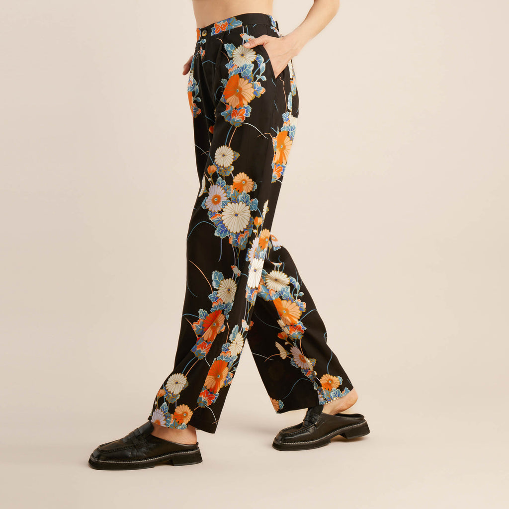 The model of Roark Women's PIC Pants - Camellia Black Big Image - 1