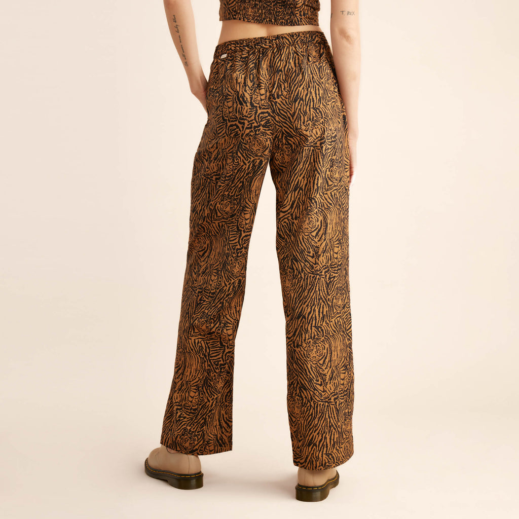 The on body view of Roark women's Pic Pants - Tobacco Big Image - 5