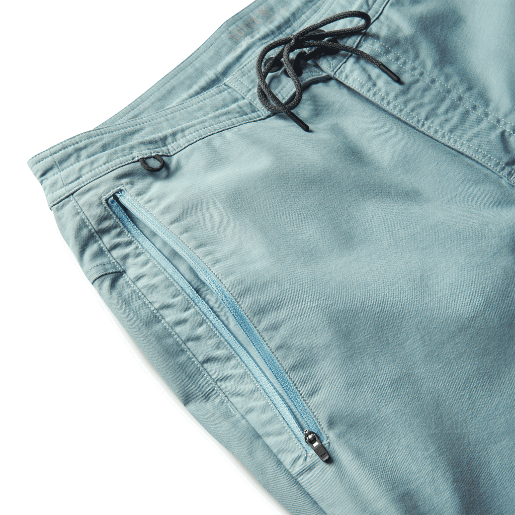 The zipper pocket of Roark's Layover 2.0 Pants - Stone Blue Big Image - 8